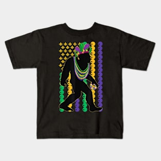 Bigfoot Wearing Hat Mardi Gras Beads With Flag Mardi Gras Kids T-Shirt